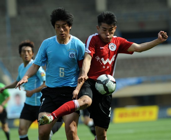 包含辽宁宏运客场迎战大连人，欲夺取三分逐渐拉开积分差距的词条