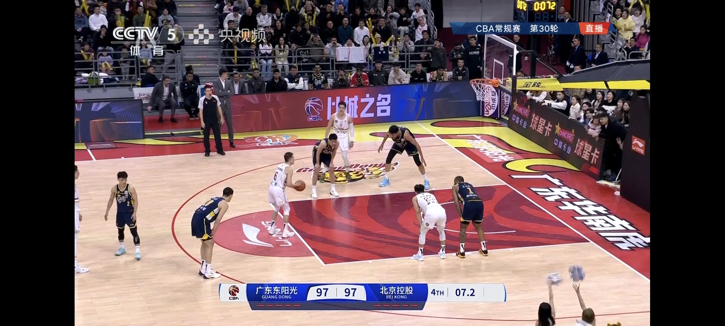 比赛过程中双方球队策略明显不同