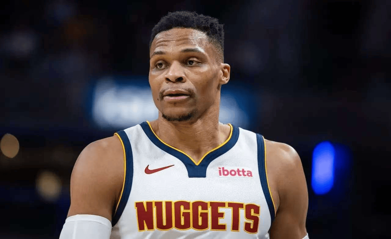 威少绝杀时刻，状态爆棚点燃赛场，独行侠迎来胜利！