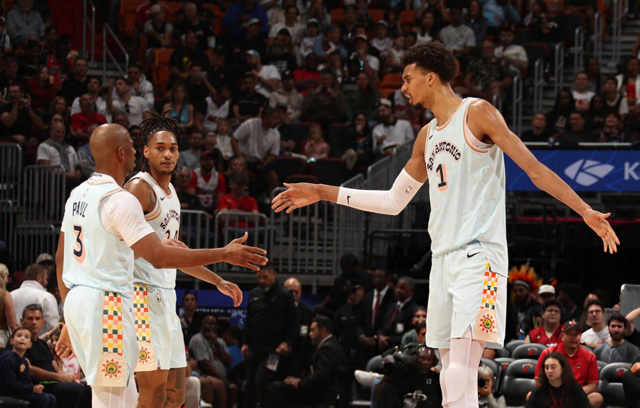 鹈鹕绝杀时刻，热火点燃赛场，浓眉哥迎来胜利！