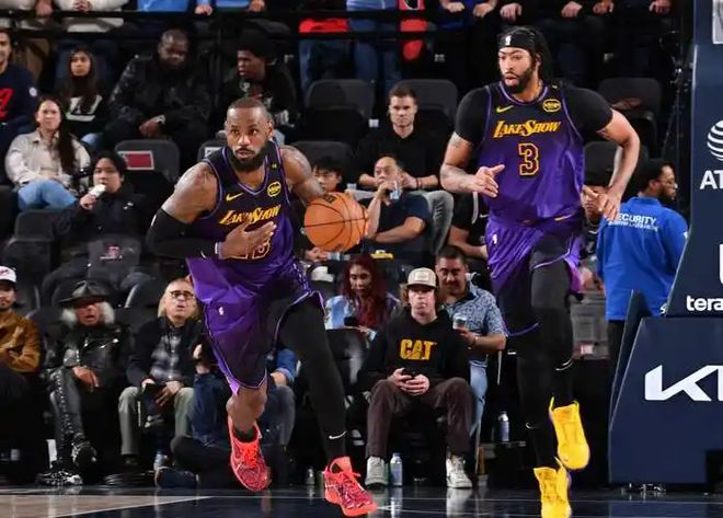 詹姆斯三巨头联手,复出首战轰40分得分突破,老鹰冲击季后赛!的简单介绍